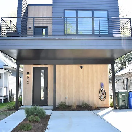 Modern 3 Bedroom Home Convenient To Downtown